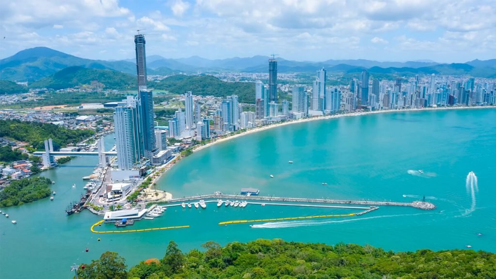 Balneário Camboriú, o destino e belas praias