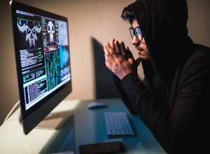 Como o Software Espião Se Infiltra no Seu Dispositivo e o Que Ele Pode Fazer